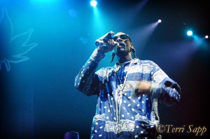 Snoop Dogg rapping